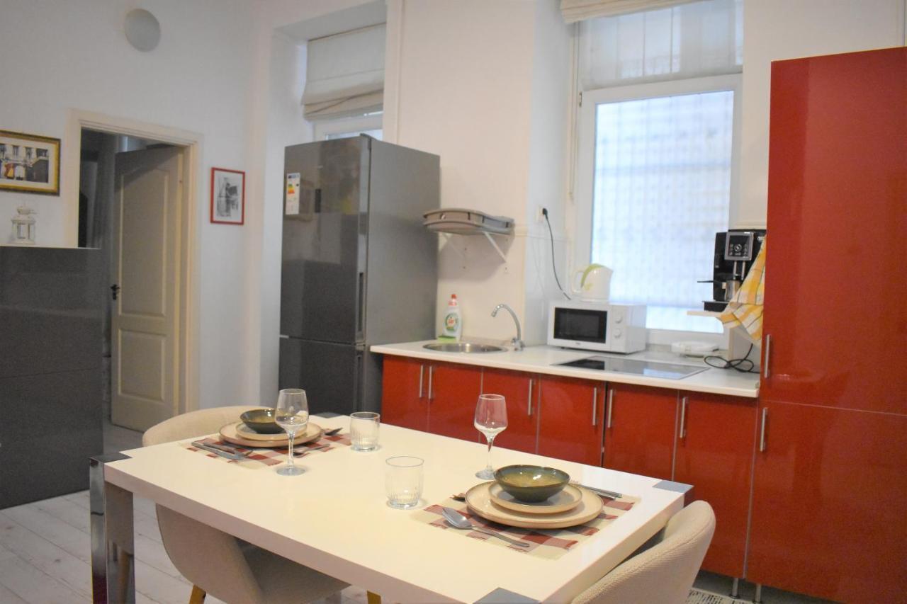 Yes, Yes! Lovely Apartment Good Amenities Budapest Center Exteriér fotografie