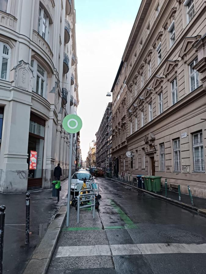 Yes, Yes! Lovely Apartment Good Amenities Budapest Center Exteriér fotografie
